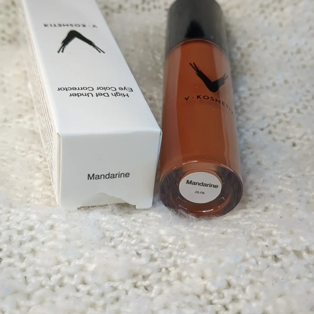 V KOSMETIK Under Eye Corrector in MANDARINE, 4.5ml/0.15fl oz